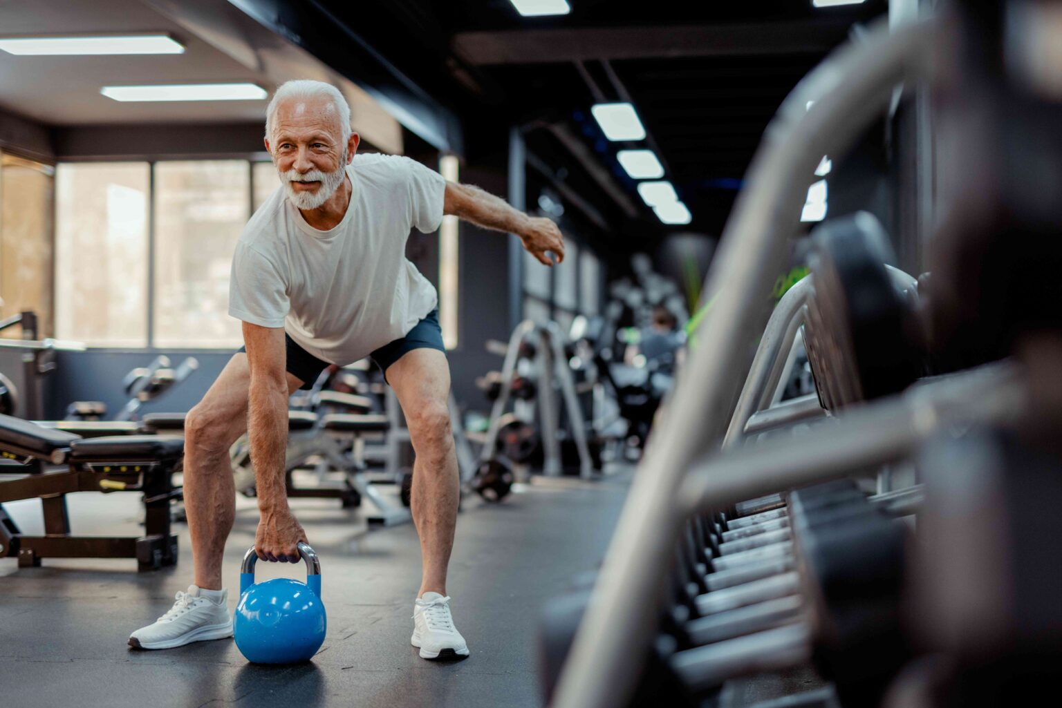 Les Kettlebells sont-ils la clé pour rester fort et combattre l'inflammation à mesure que vous vieillissez? De nouvelles recherches expliquent