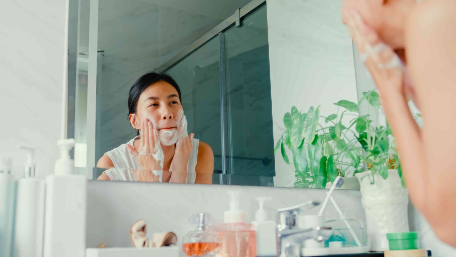 Comment choisir un nettoyant et laver le visage de la bonne façon, selon les dermatologues