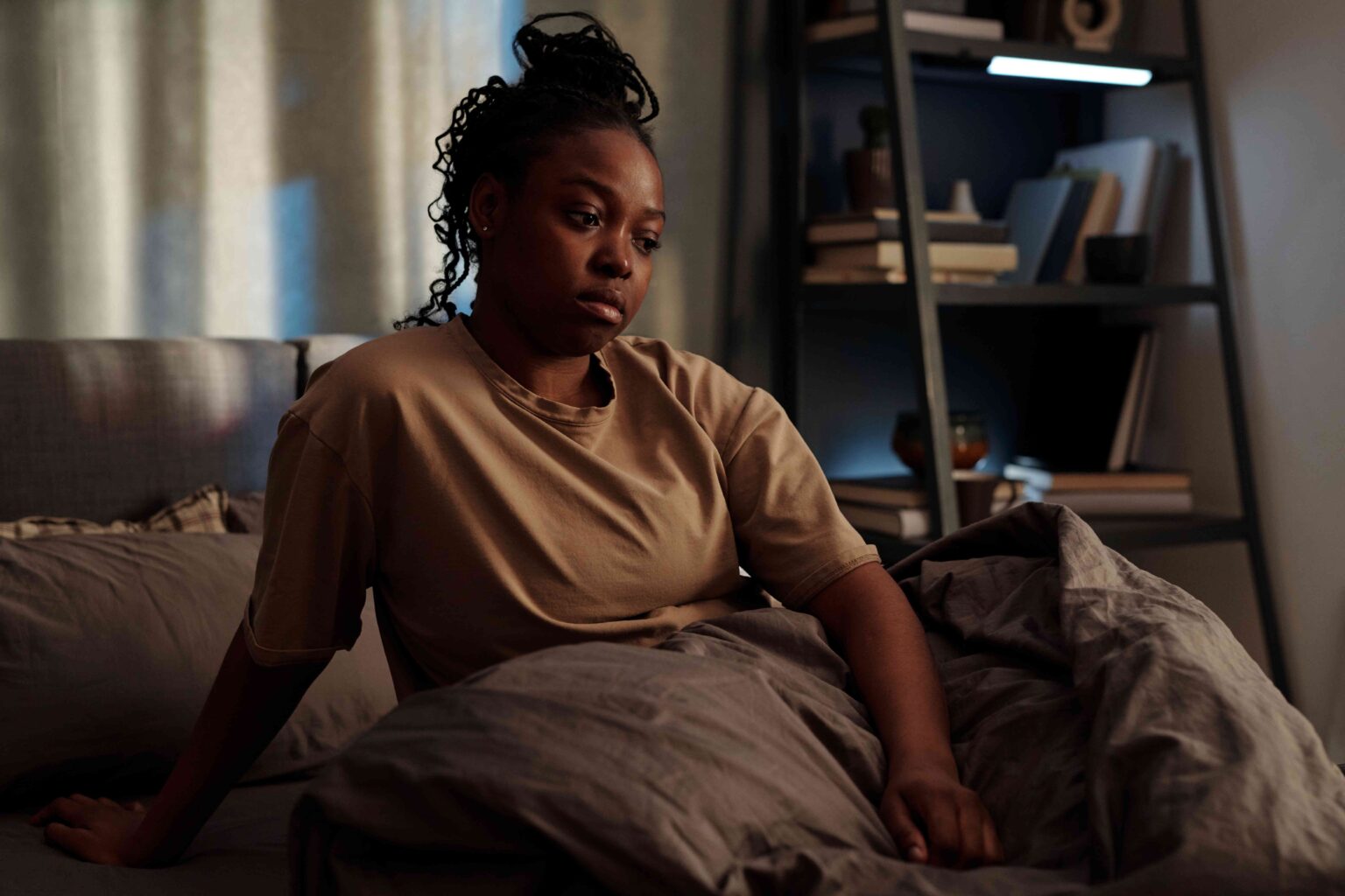 La science derrière pourquoi vous êtes plus déprimé la nuit - et comment vous sentir mieux