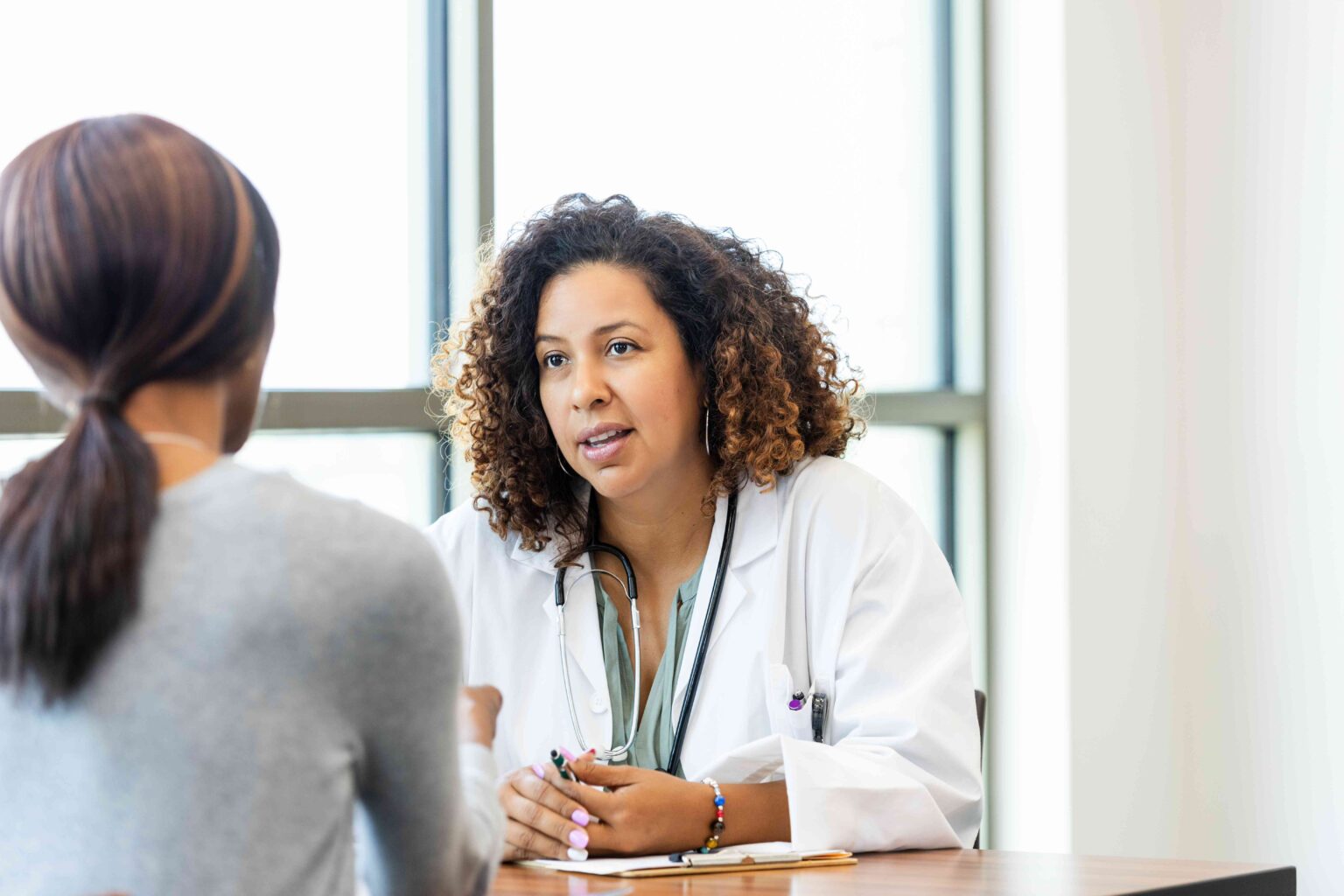 6 mythes communs de l'endométriose, démystifié par des experts