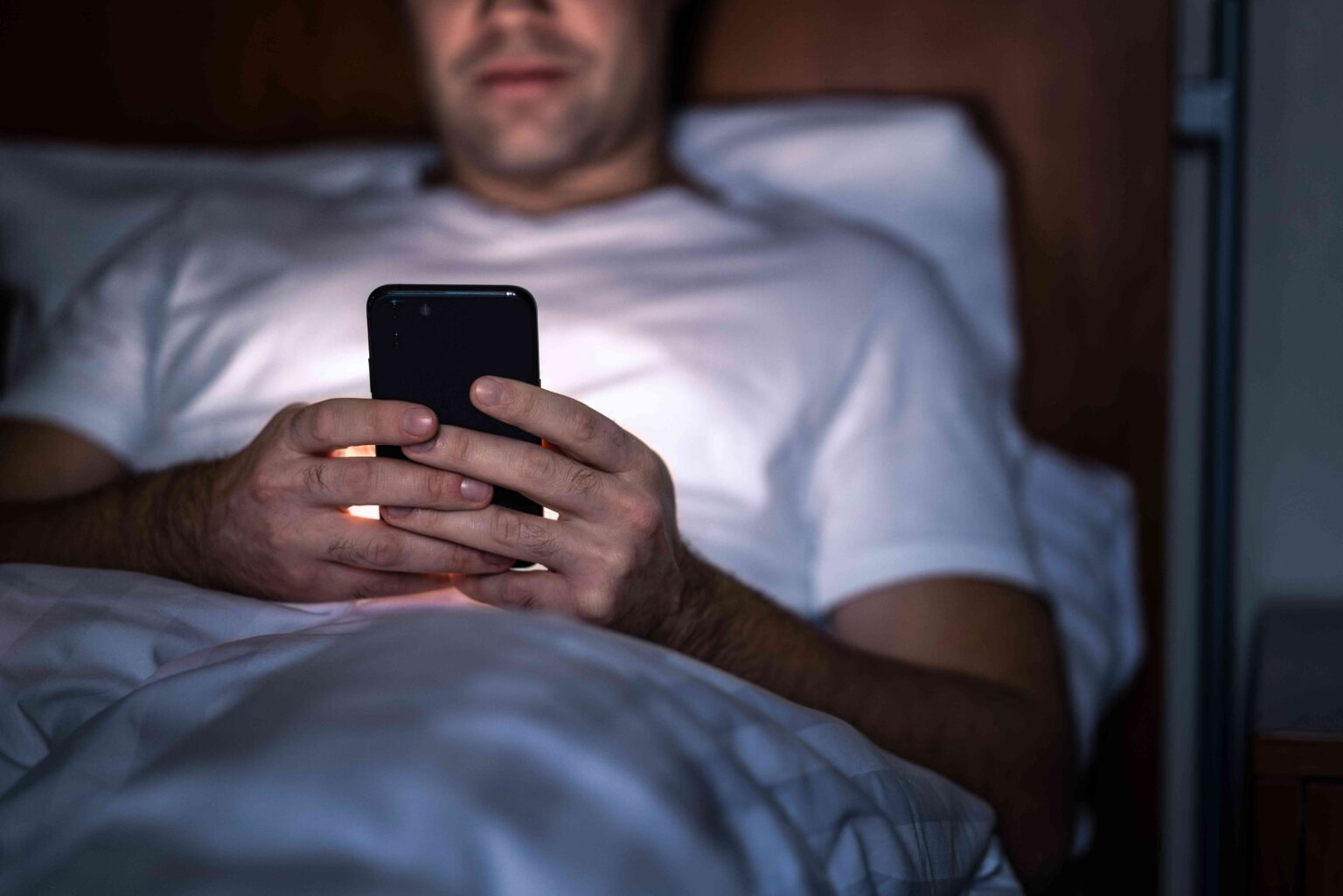 Étude: le défilement sur votre téléphone au lit pourrait augmenter le risque d'insomnie de près de 60%