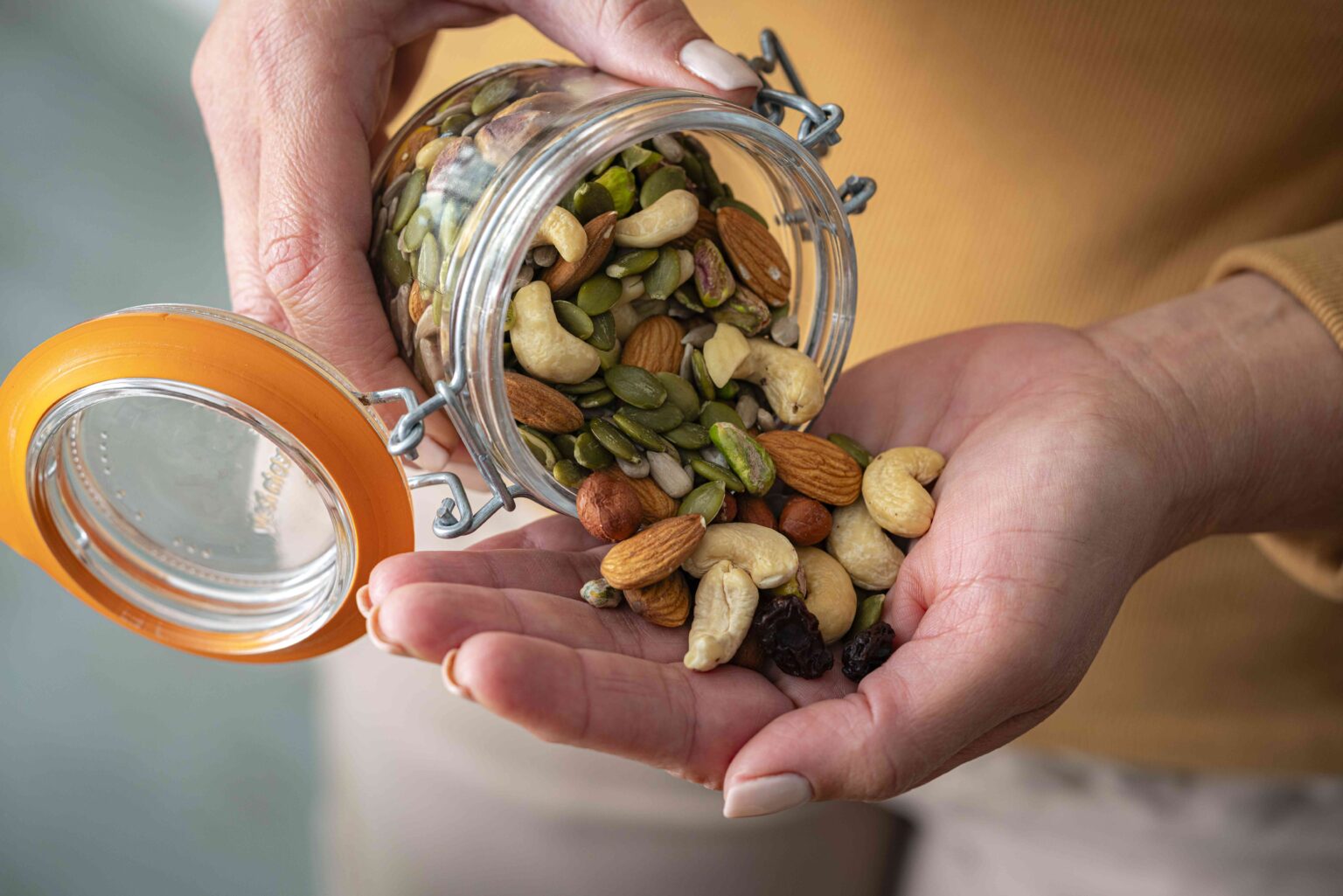 Vous pensez que les noix et les graines provoquent une diverticulite? Voici ce que dit vraiment la science Vous pensez que les noix et les graines provoquent une diverticulite? Voici ce que dit vraiment la science