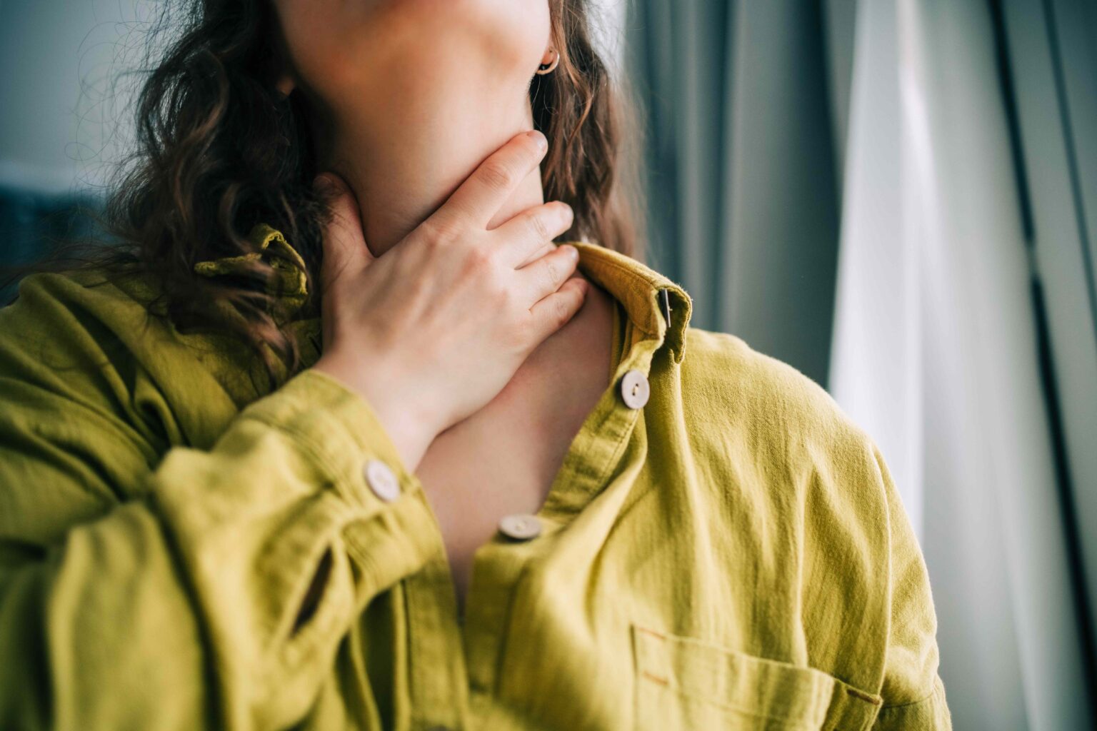 La «gorge de la lame de rasoir» est-elle vraiment un signe de la nouvelle variante covide? Voici ce que disent les médecins