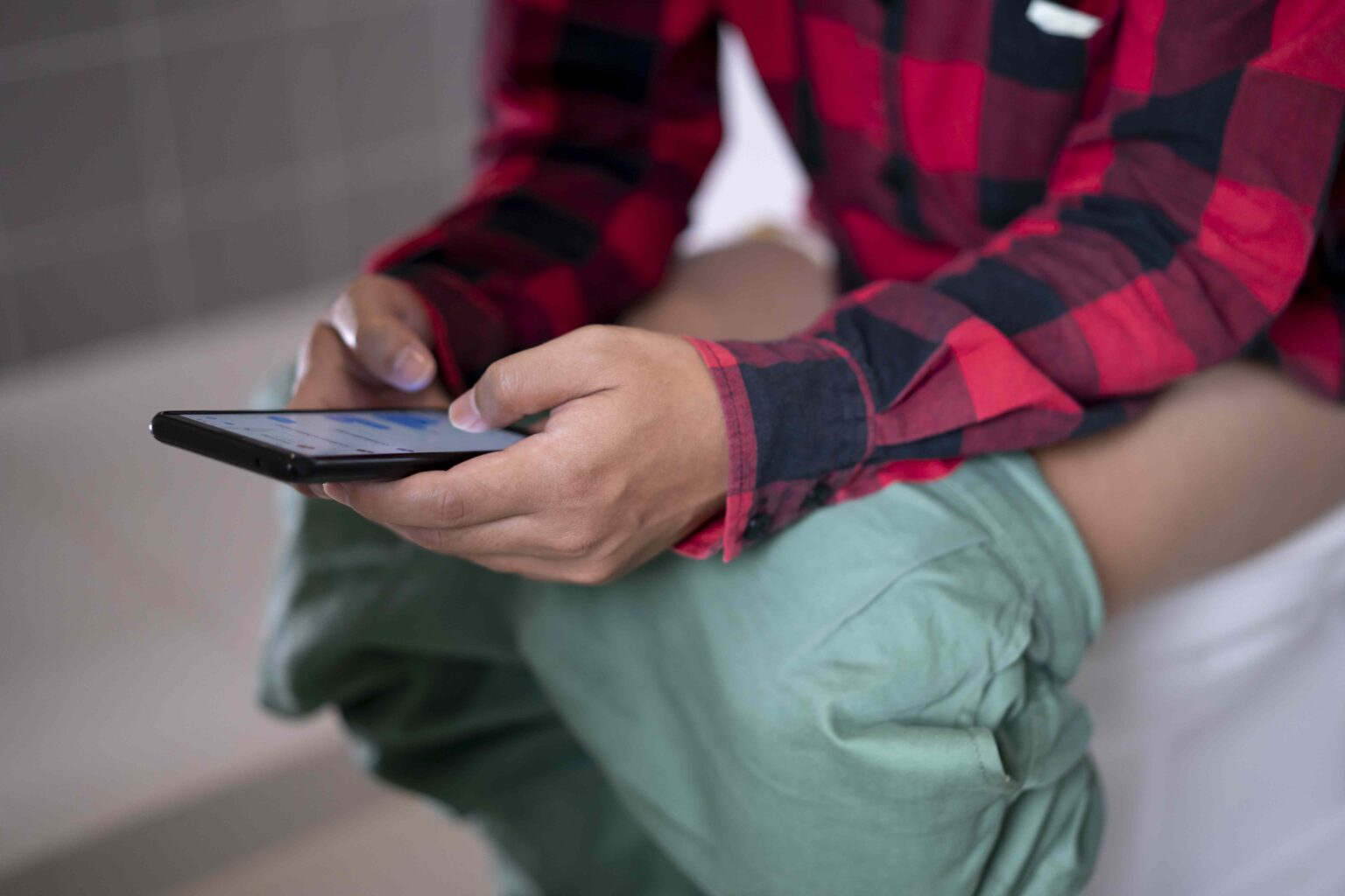 Passez-vous trop de temps sur les toilettes? Ce que vos habitudes de salle de bain disent de votre santé intestinale Passez-vous trop de temps sur les toilettes? Ce que vos habitudes de salle de bain disent de votre santé intestinale