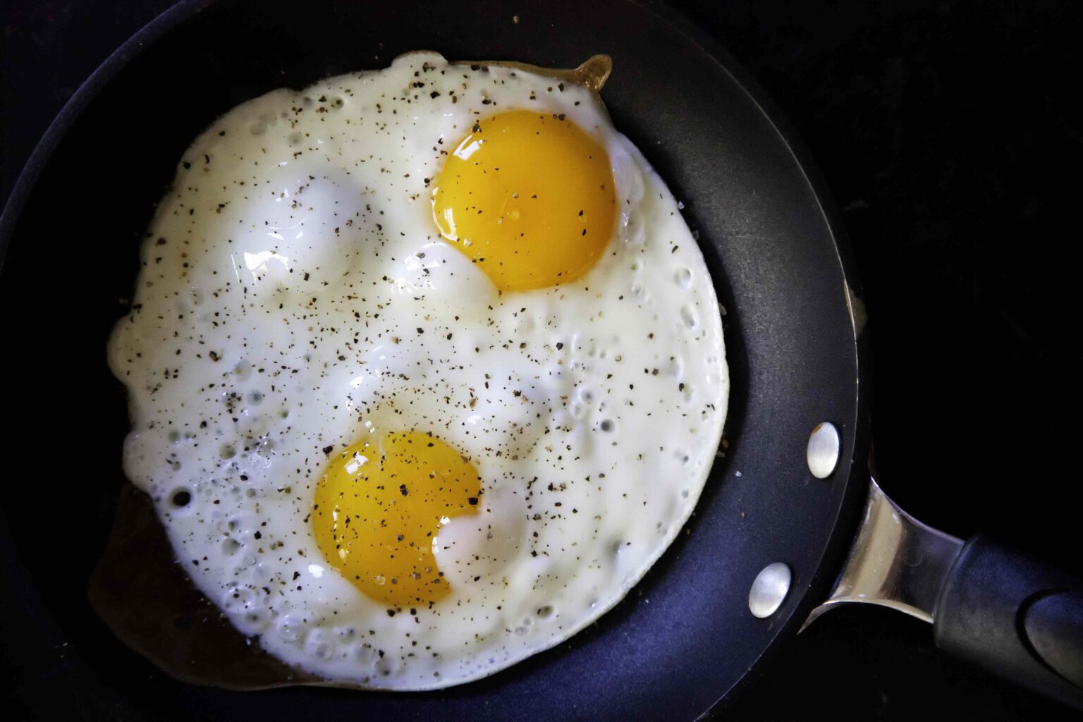 La nouvelle recherche montre que les œufs n'augmentent pas votre cholestérol, mais voici ce qui fait