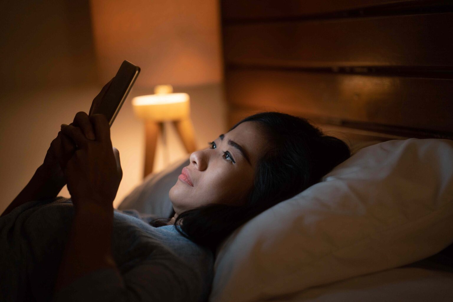 Le déplacement de votre téléphone vers la lumière rouge vous aide-t-il vraiment à mieux dormir? Le déplacement de votre téléphone vers la lumière rouge vous aide-t-il vraiment à mieux dormir?