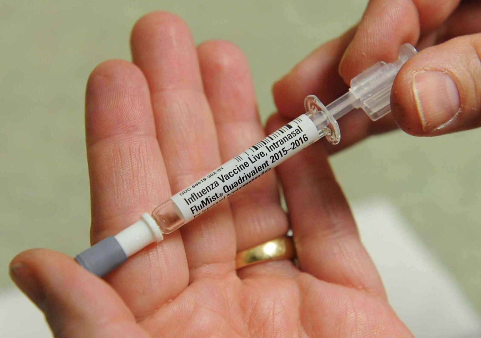 Vous pouvez maintenant vous donner un vaccin contre la grippe à la maison. Ce que vous devez savoir avant d'essayer