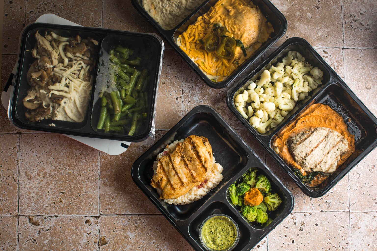 CDC avertit l'épidémie de Salmonella liée aux repas de livraison à domicile - ce que vous devez savoir