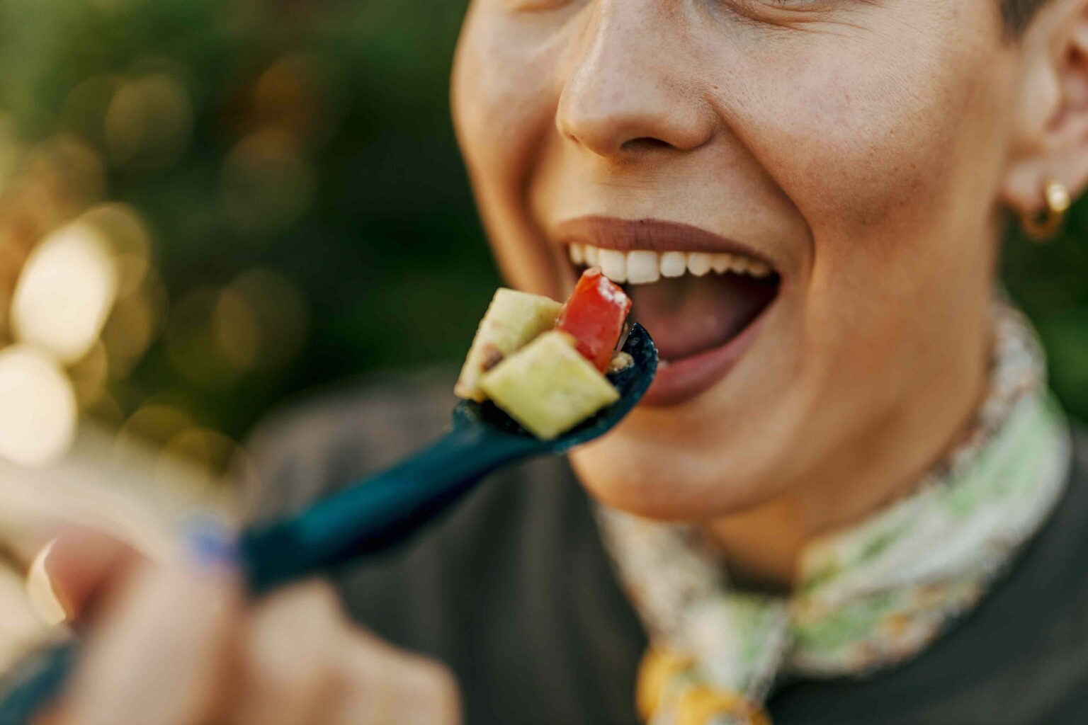 Une nouvelle étude montre que le régime méditerranéen pourrait offrir un autre avantage surprenant: une meilleure santé bucco-dentaire