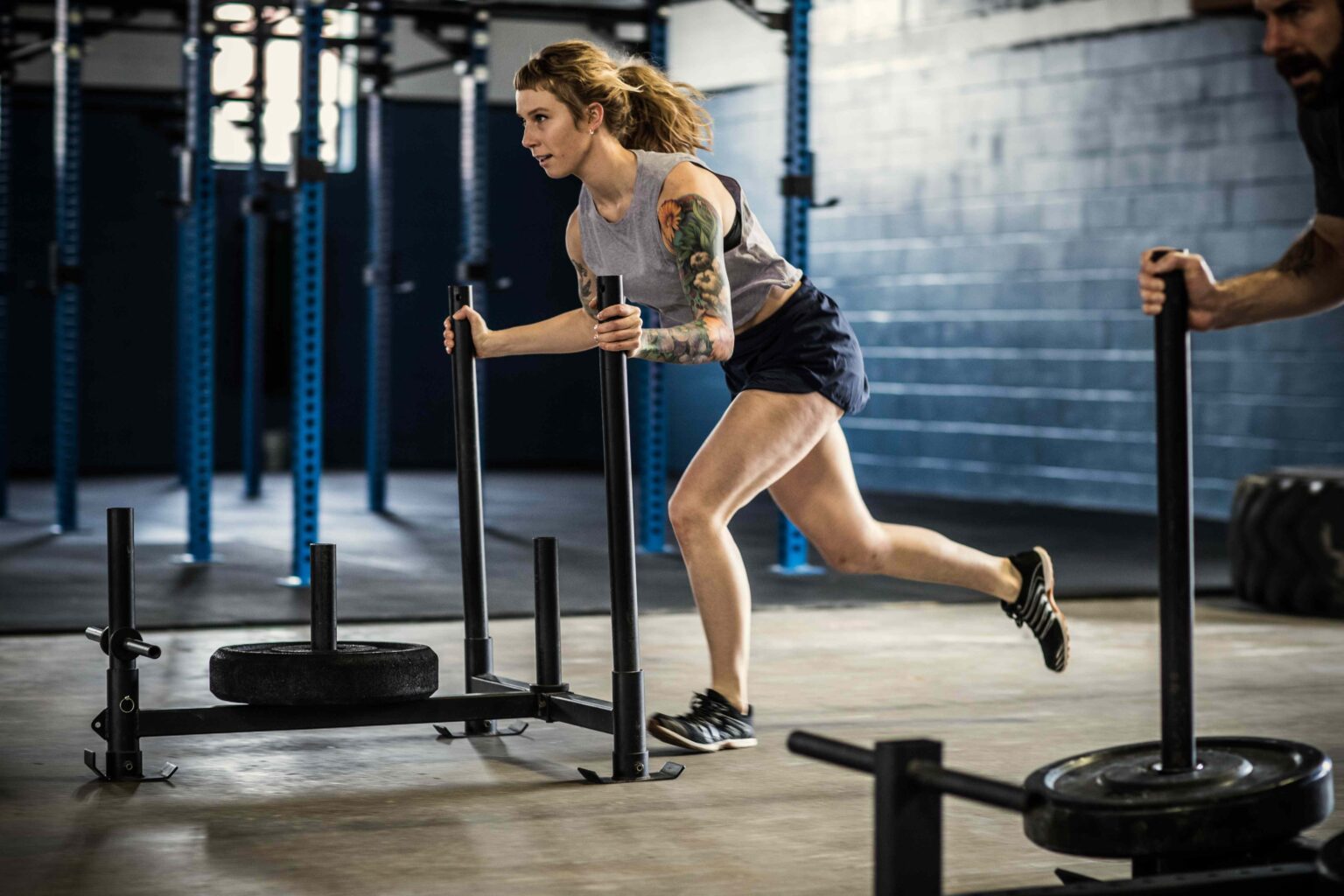 Ce que faire des poussées de traîneau au gymnase peut réellement faire pour votre corps