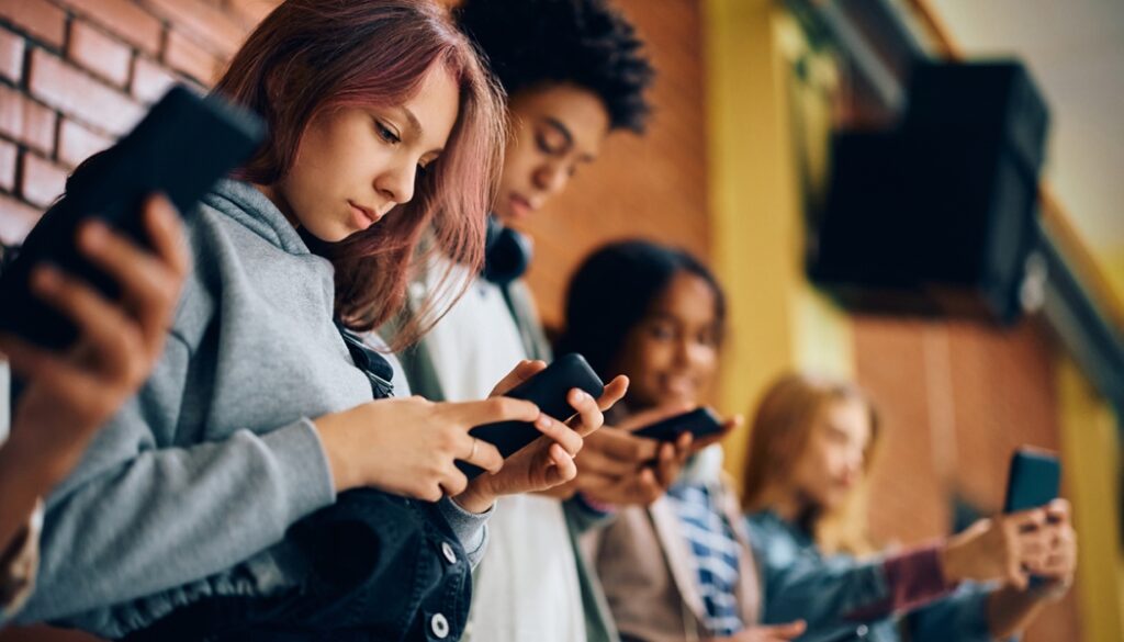 Les législateurs français interdisent les réseaux sociaux aux moins de 15 ans pour la première fois dans l'UE