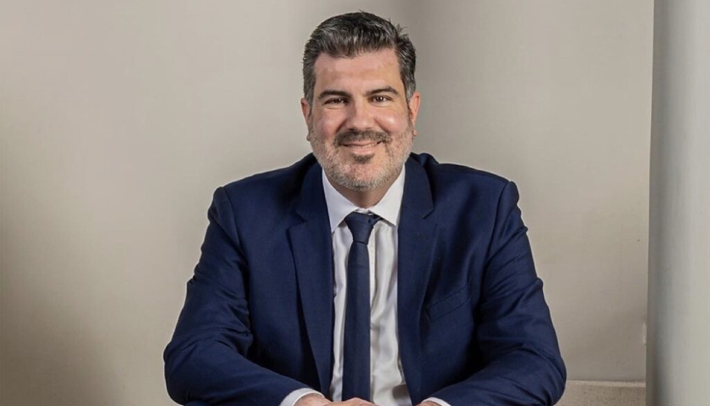 Transition du PDG d'Oriflame : Kenneth Benaim Campbell succède à Anna Malmhake