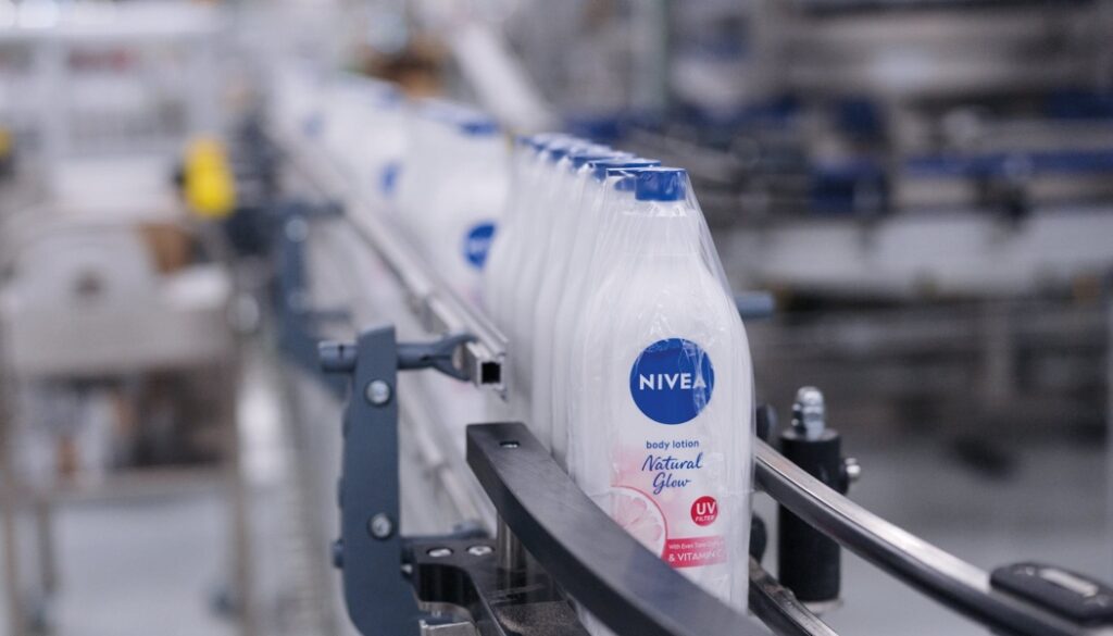 Beiersdorf réduit ses prévisions de bénéfices et accélère le redressement de Nivea