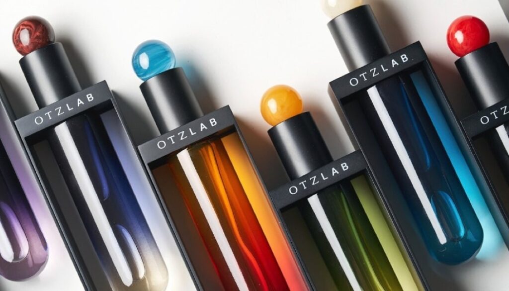 Otzlab x Metapack : Un flacon de parfum suspendu dans une armature métallique